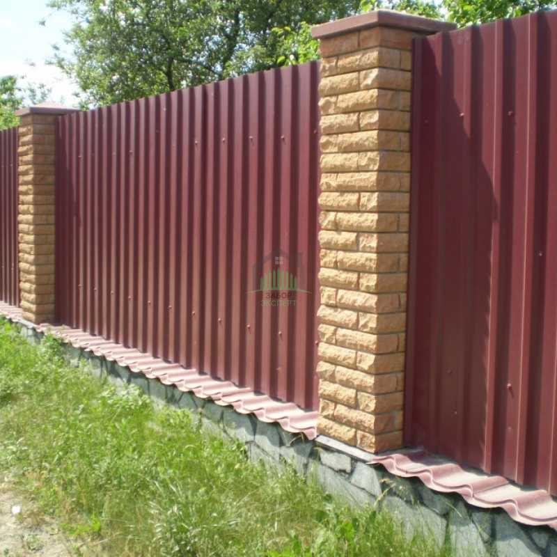 Забор из профнастила с кирпичными столбами 30 метров в Долгопрудном